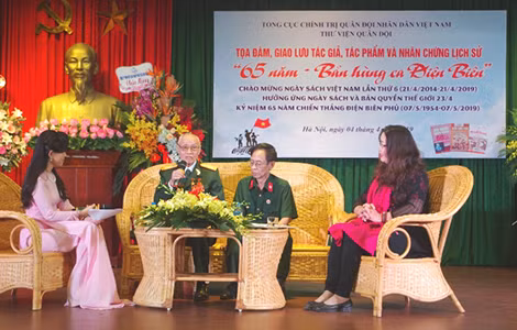 Đại tá Đặng Đức Song chia sẻ với các bạn trẻ trong buổi giao lưu “65 năm bản hùng ca Điện Biên” tại thư viện Hà Nội tháng 4-2019.