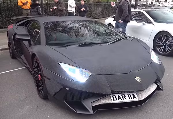 Chiếc Lamborghini Aventador SV gắn 2 triệu viên pha lê Swarovski xuất hiện trên đường phố London (Anh). Nữ chủ nhân của chiếc siêu xe có giá 366.000 USD này vốn là người có gu chơi siêu xe tinh tế.