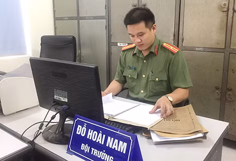 Thiếu tá Đỗ Hoài Nam luôn tận tâm với công việc.