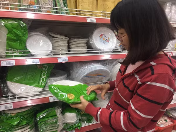Khách hàng chọn mua các sản phẩm thân thiện môi trường tại siêu thị.