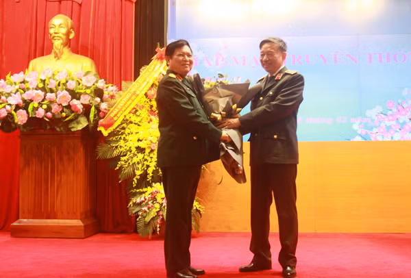 Bộ trưởng Tô Lâm trao lẵng hoa chúc mừng Bộ trưởng Bộ Quốc phòng nhân kỷ niệm 60 năm Ngày Truyền thống BĐBP và 30 năm ngày Ngày Quốc phòng toàn dân.