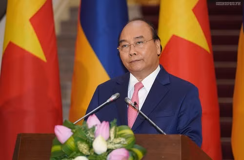 Thủ tướng Nguyễn Xuân Phúc phát biểu tại buổi họp báo chung.