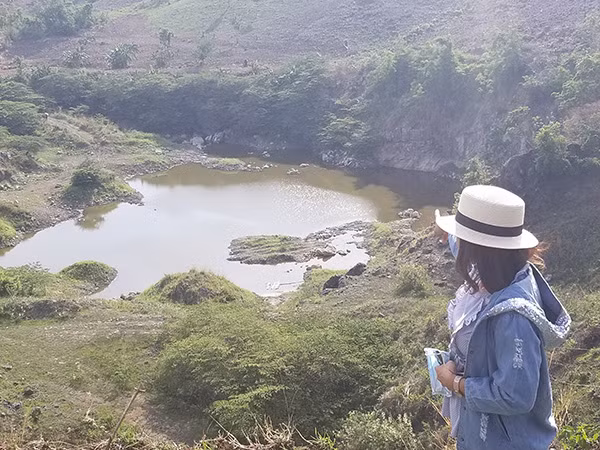 Khu vực mỏ đã khai thác hiện bỏ hoang, hình thành các hố sâu, đọng nước.