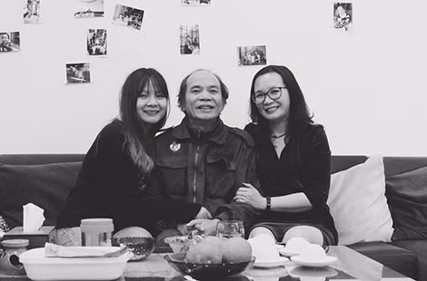 Nhà thơ Nguyễn Trọng tạo cùng hai con gái.