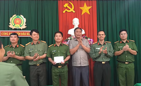 Lãnh đạo UBND huyện Đắk Song trao thưởng – Lãnh đạo UBND huyện Đắk Song trao thưởng 5 triệu đồng cho tập thể Công an huyện Đắk Song.
