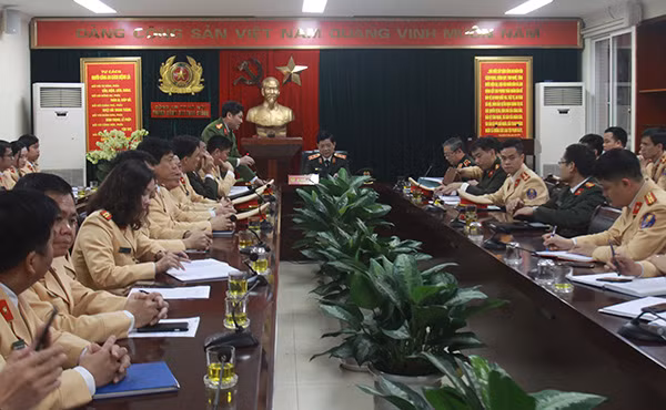 Đại tá Nguyễn Văn Viện, Phó Giám đốc CATP Hà Nội báo cáo đồng chí Thứ trưởng về công tác đảm bảo ANTT, TTATGT phục vụ Hội nghị Thượng đỉnh Mỹ - Triều Tiên.