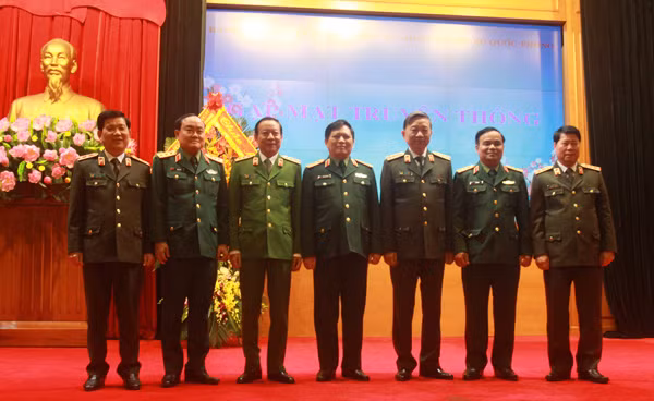 Bộ trưởng Tô Lâm, Bộ trưởng Ngô Xuân Lịch và các đồng chí lãnh đạo Bộ Công an và Bộ Quốc phòng tại buổi Gặp mặt truyền thống.