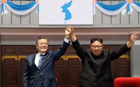 Tổng thống Hàn Quốc Moon Jae-in và Chủ tịch CHDCND Triều Tiên Kim Jong-un tại Bình Nhưỡng, hôm 19-9-2018.