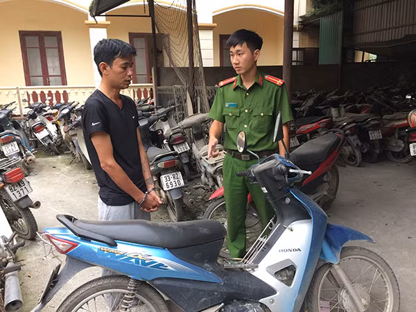 Nguyễn Văn Trọng và tang vật vụ án. Nguyễn Văn Trọng và tang vật vụ án.