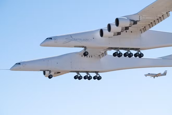 Stratolaunch, máy bay lớn nhất thế giới tính theo sải cánh, dự án con đẻ của tỷ phú Paul Allen, người đồng sáng lập Microsoft, cuối cùng cũng đã cất cánh lần đầu tiên ở Mỹ lúc 10h ngày 13-4 (giờ địa phương) và bay trong hai tiếng rưỡi.
