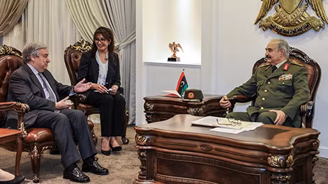 Tổng Thư ký Liên Hiệp Quốc Antonio Guterres (bên trái) gặp tướng Haftar tại Benghazi hôm 5-4.
