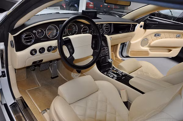 Nội thất trên chiếc Bentley Brooklands.