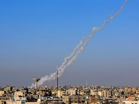 Tên lửa phóng đi từ Dải Gaza hướng về phía Israel.