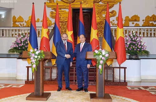 Thủ tướng Nguyễn Xuân Phúc và Thủ tướng Cộng hòa Armenia Nikol Pashinyan tại buổi họp báo chung.