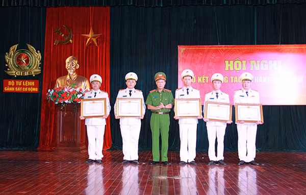 Thừa uỷ quyền, Thứ trưởng Lê Quý Vương trao Bằng khen của Thủ tướng Chính phủ cho các tập thể, cá nhân xuất sắc.