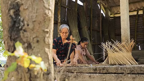 Đan là công việc chính của phụ nữ làng Phò Trạch.