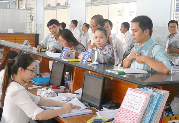 Công khai đầy đủ thủ tục hành chính về đất đai để tạo điều kiện cho người dân đang là vấn đề dặt ra tại nhiều địa phương. Ảnh minh họa: CTV.