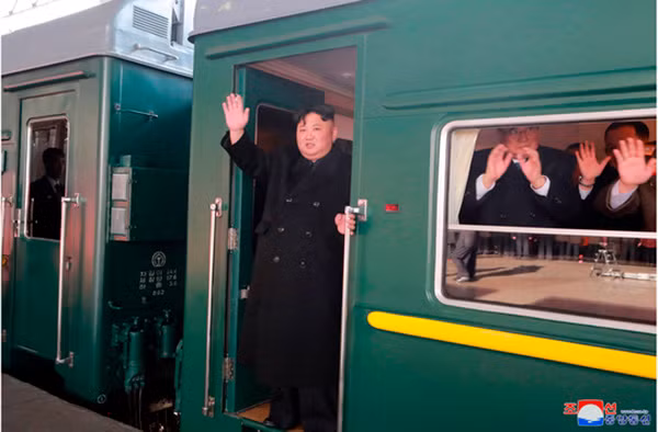 Chủ tịch Triều Tiên Kim Jong-un lên tàu đi Hà Nội từ ngày 23-2.