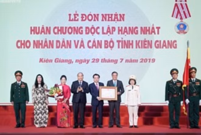 Thủ tướng Nguyễn Xuân Phúc trao Huân chương Độc lập hạng Nhất cho nhân dân và cán bộ tỉnh Kiên Giang.