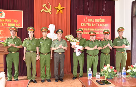 Ban chuyên án nhận khen thưởng vì thành tích nỗ lực phá án.