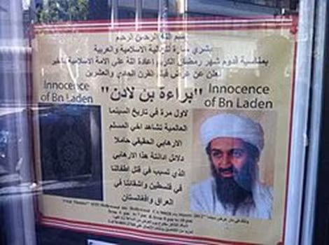 Áp phích phim “Sự ngây thơ của Bin Laden” tại nhà hát Vine đầu tháng 6-2012, cùng lời quảng bá bằng tiếng Arab.