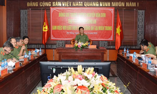 Thứ trưởng Nguyễn Văn Sơn phát biểu tại buổi làm việc.