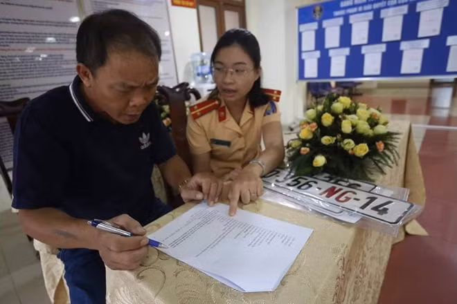 Hình ảnh tại Cục CSGT sáng 30-5.