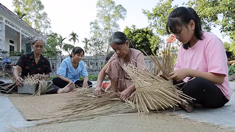 Các em nhỏ tham gia đan cùng bà.