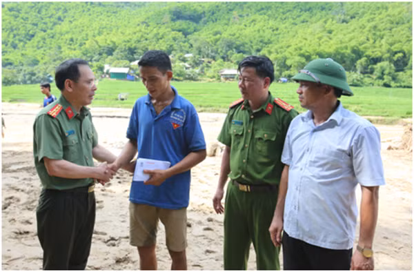 Đại tá Trần Thanh Phong, Trưởng Đoàn công tác XHTT trao quà ủng hộ gia đình anh Hà Văn Vân.