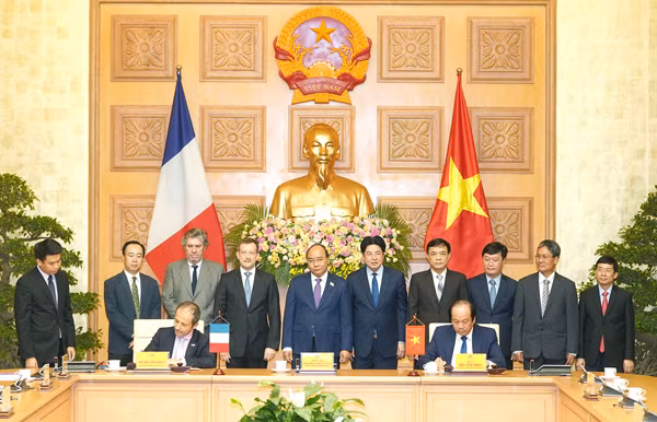 Thủ tướng chứng kiến lễ ký kết bản ghi nhớ hợp tác giữa VPCP và AFD về phát triển Chính phủ điện tử.