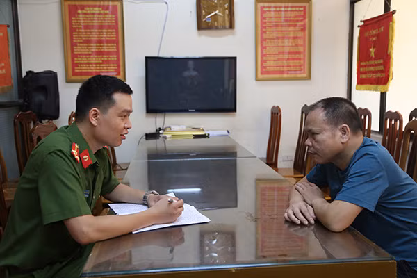 Cơ quan Công an lấy lời khai của đối tượng.