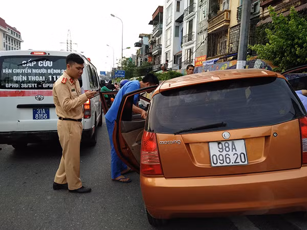 Hai thanh niên lao xe lên vỉa hè ngủ không tỉnh phải nhập viện. Hai thanh niên lao xe lên vỉa hè ngủ không tỉnh phải nhập viện.