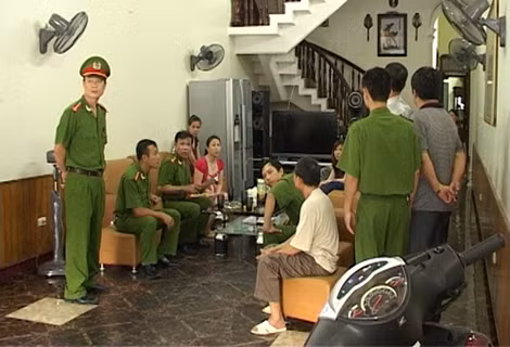Tuấn “thần đèn” đã nhiều lần bị xử lý hình sự (ảnh cơ quan Công an khám xét nhà Tuấn trong một vụ việc trước đây).