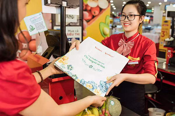 Hơn 10.000 chiếc túi sử dụng nhiều lần của VinMart đã được tặng cho những “khách hàng xanh” đầu tiên đồng hành cùng chương trình.