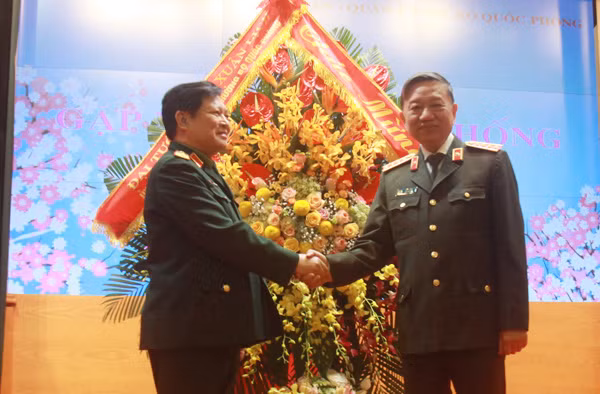 Bộ trưởng Bộ Quốc phòng Ngô Xuân Lịch trao lẵng hoa chúc mừng Bộ trưởng Bộ Công an Tô Lâm nhân đồng chí vừa được Đảng, Nhà nước phong hàm Đại tướng.