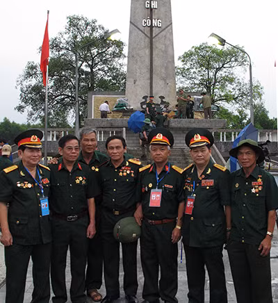 Đại tá Đinh Quang Thìn (thứ 2 từ phải sang) cùng các cựu chiến binh nguyên là cán bộ, chiến sĩ Sư đoàn 325, trong hành trình tri ân các liệt sĩ.