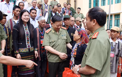 Các đại biểu người có uy tín tỉnh Quảng Trị với lãnh đạo Bộ Công an
