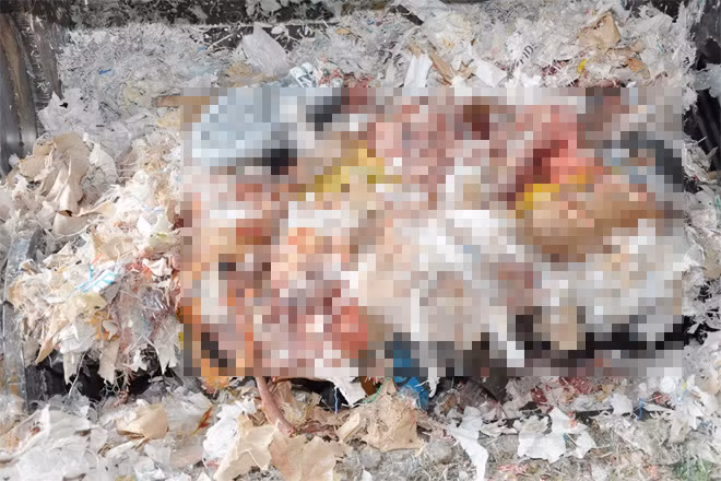 Thi thể lẫn với bao bì, rác.