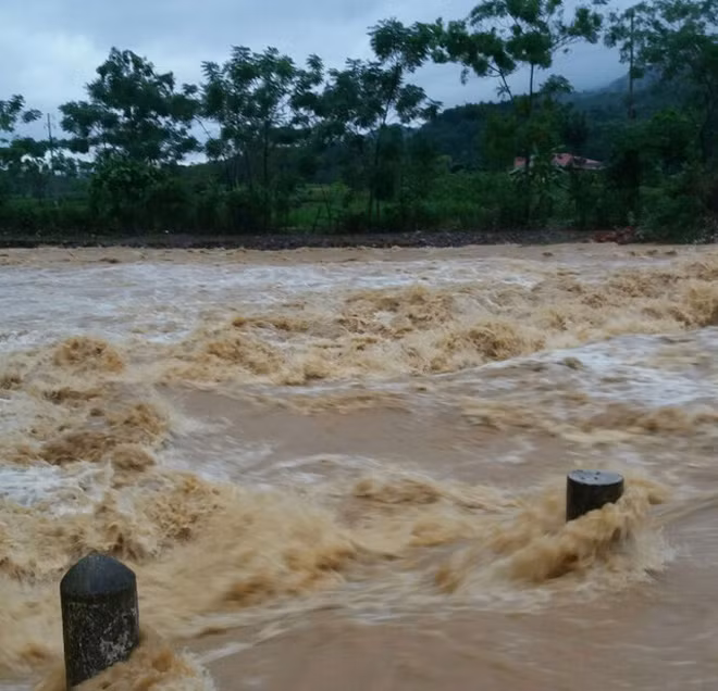 Ngầm Quê Kho, xã Tú Sơn, Kim Bôi bị ngập sâu, xóm hoàn toàn bị chia cắt. (Ảnh: Báo Hòa Bình).