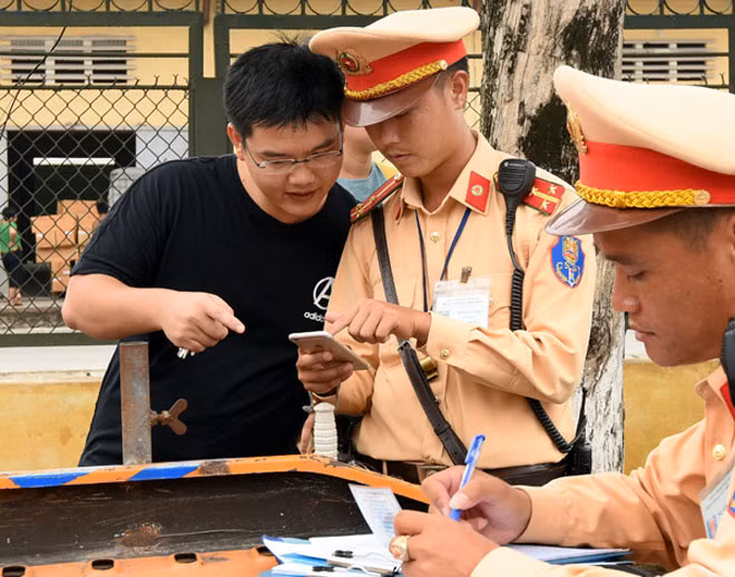 Các cơ quan chức năng cần sớm có văn bản hướng dẫn để đảm bảo quyền lợi cho người tham gia giao thông. Các cơ quan chức năng cần sớm có văn bản hướng dẫn để đảm bảo quyền lợi cho người tham gia giao thông.