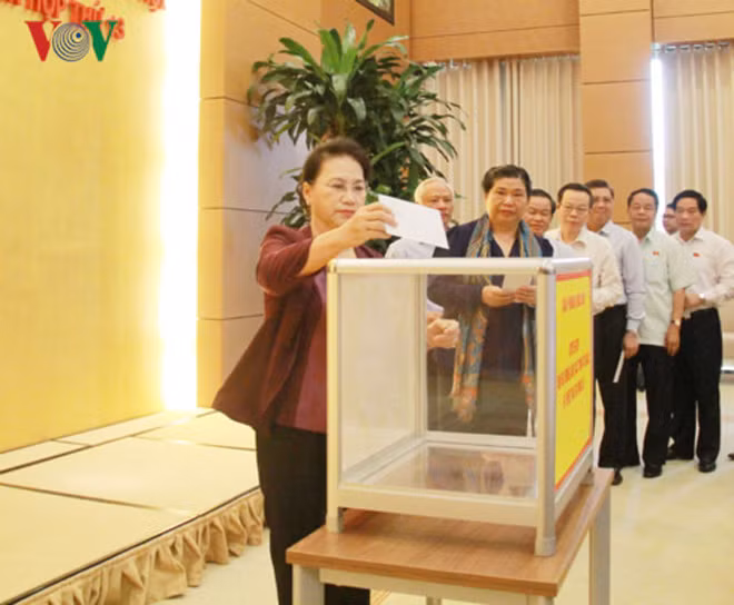 Lãnh đạo Quốc hội quyên góp ủng hộ nhân dân vùng lũ.