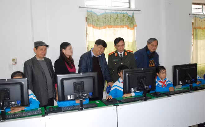 Các em học sinh và cô trò Trường tiểu học Gia Phong vui mừng đón nhận hệ thống máy vi tính.
