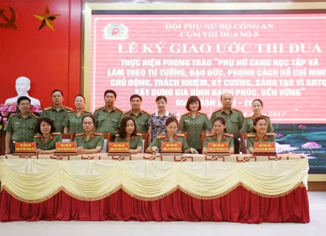 Lãnh đạo Hội phụ nữ Cụm thi đua số 5 kí kết giao ước thi đua.