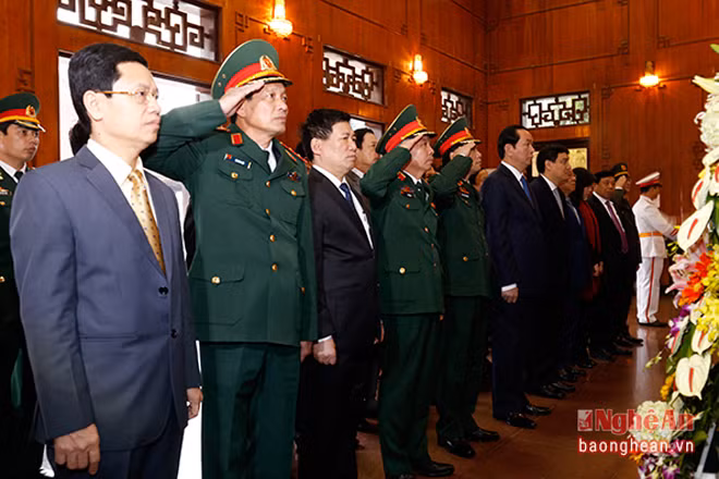 Chủ tịch nước Trần Đại Quang cùng đoàn công tác thành kính tướng niệm Chủ tịch Hồ Chí Minh. Ảnh: Báo điện tử Nghệ An.