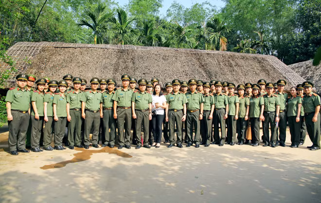 Lãnh đạo, cán bộ chiến sĩ Cục Công tác chính trị về nguồn tại Khu di tích lịch sử Kim Liên, Nghệ An. Lãnh đạo, cán bộ chiến sĩ Cục Công tác chính trị về nguồn tại Khu di tích lịch sử Kim Liên, Nghệ An.