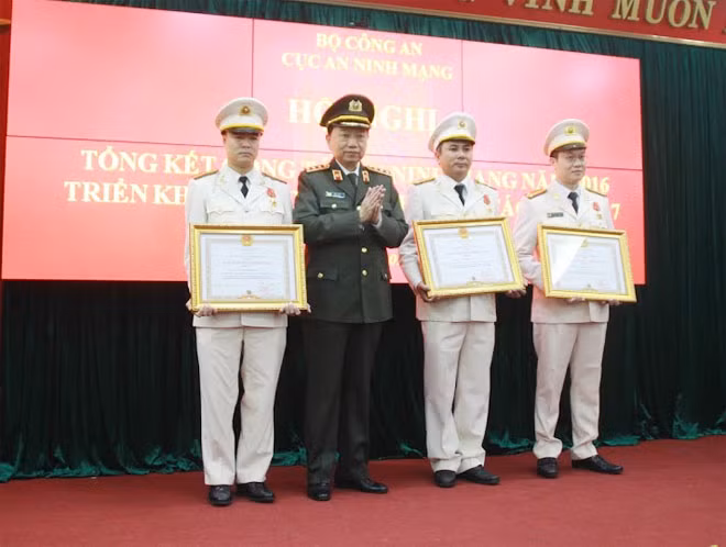 Thừa ủy quyền của Chủ tịch nước, Bộ trưởng Tô Lâm tặng Huân chương Chiến công hạng Ba cho các cá nhân thuộc Cục An ninh mạng.