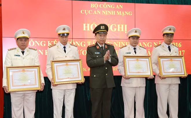 Thừa ủy quyền của Thủ tướng Chính phủ, Bộ trưởng Tô Lâm tặng Bằng khen của Thủ tướng Chính phủ cho các tập thể và cá nhân.