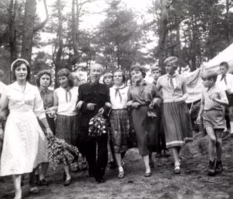 Chủ tịch Hồ Chí Minh và các cháu thiếu nhi Hungary tháng 8-1957.