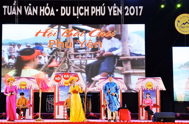 Hội hát bài chòi.