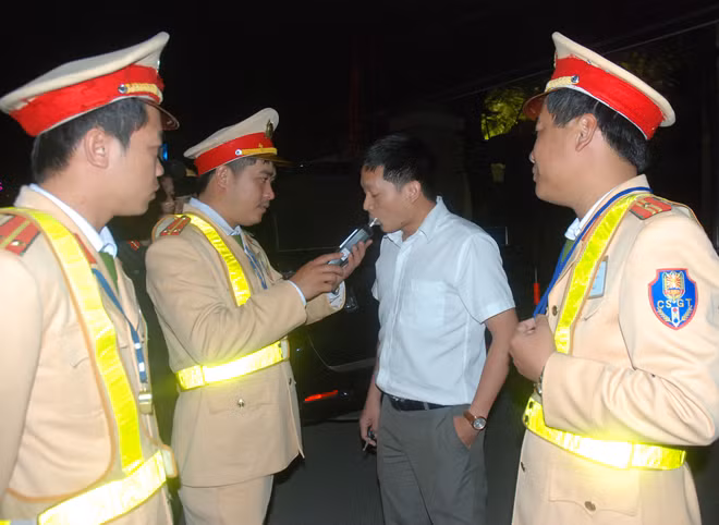 CSGT Công an TP Ninh Bình kiểm tra nồng độ cồn của lái xe.